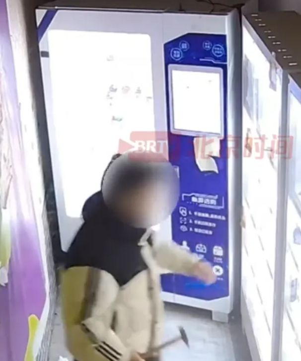 情趣用品店主:此类针对性盗窃已非首次冰球突破爆百万大奖男子凌晨持锤砸门偷(图1) 情趣用品店主:此类针对性盗窃已非首次冰球突破爆百万大奖男子凌晨持锤砸门偷(图1)